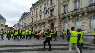 Mont de Marsan  les gilets jaunes ont fait un stop devant la mairie [upl. by Akenom977]