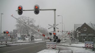 Spoorwegovergang Doetinchem  Dutch railroad crossing [upl. by Beau]