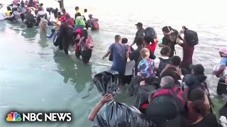 More than 1000 migrants cross USMexico border [upl. by Elreath625]