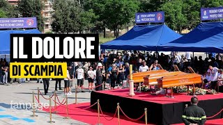 Scampia i funerali dei 3 abitanti della Vela Celeste il Sindaco quotOra soluzione definitivaquot [upl. by Irodim]