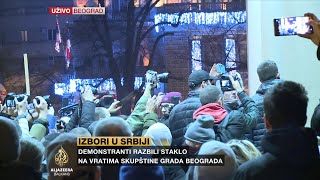 Demonstranti u Beogradu pokušavaju ući u gradsku skupštinu [upl. by Ydnih]