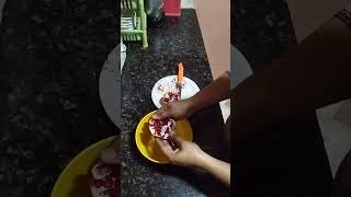 simple and easy way of peeling pomegranate ಸುಲಭವಾಗಿ ದಾಳಿಂಬೆ ಬಿಡಿಸುವ ವಿಧಾನ [upl. by Starr272]