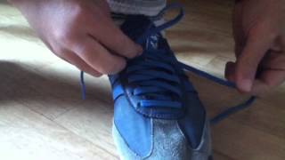 Faire ses lacets  Attacher ses chaussures [upl. by Vonni518]