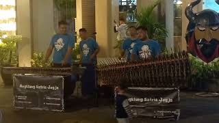 RUNGKAT Angklung Percusion quotAngklung Satria Jogjaquot di Malioboro [upl. by Elleiram]