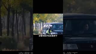 溫州男子酒駕強行闖卡，撞飛交警后瘋狂逃竄，被抓后仍無后悔之意 爆炸案 枪击事件 警车损坏 城管冲突 农民工 [upl. by Nekcarb]