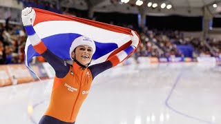 VIDEO Schouten valt maar sprint toch naar wereldtitel op spectaculaire massastart [upl. by Airyk]