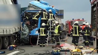 Unfall auf A1 bei Wallenhorst LkwFahrer schwer verletzt [upl. by Un]