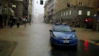 Alluvione Genova 4 novembre 2011  Scene di caos in Via XX settembre [upl. by Alesig508]