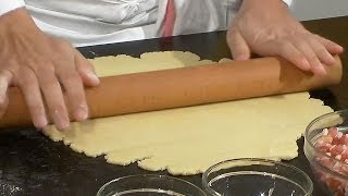 Abaisser une pâte  Techniques de base en cuisine [upl. by Cailean]